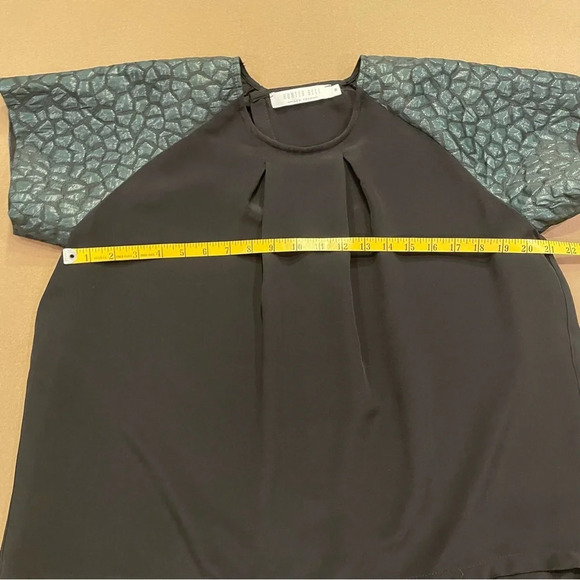 Hunter Bell Split Back Embossed Sleeve Silk Blouse Size Medium - Picture 9 of 11
